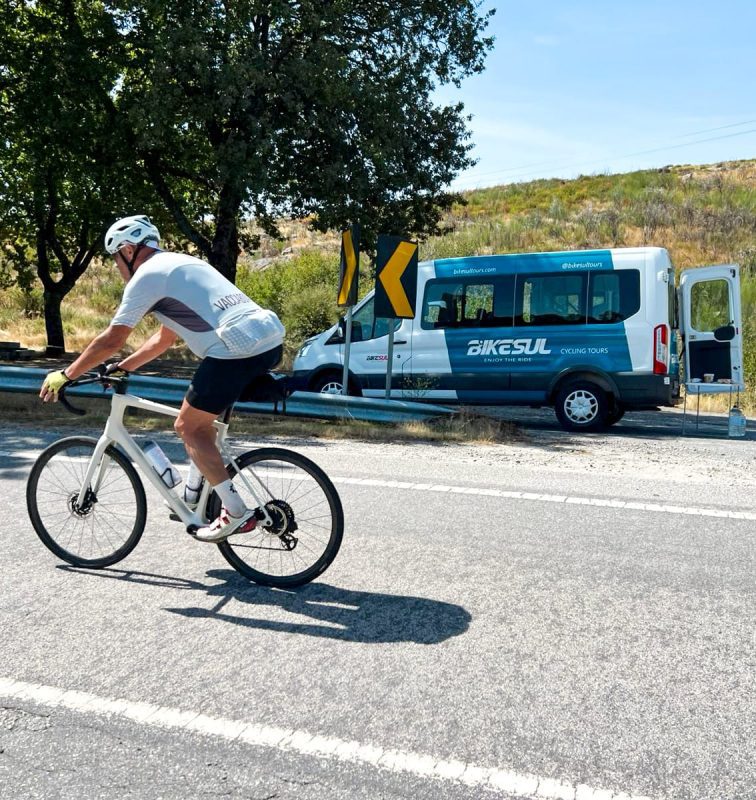 Two cyclists in Algarve pointing to new Bikesul website
